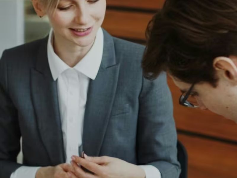 Asking for help in corporate: Breaking the ice and asking for a moment - Mexican Spanish lesson
