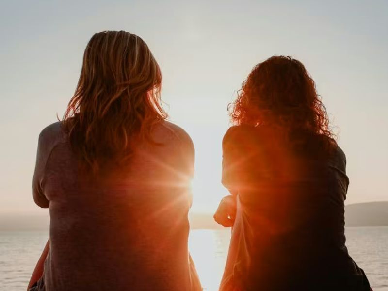 Meeting old friends: Friend is single and no kids — French lesson