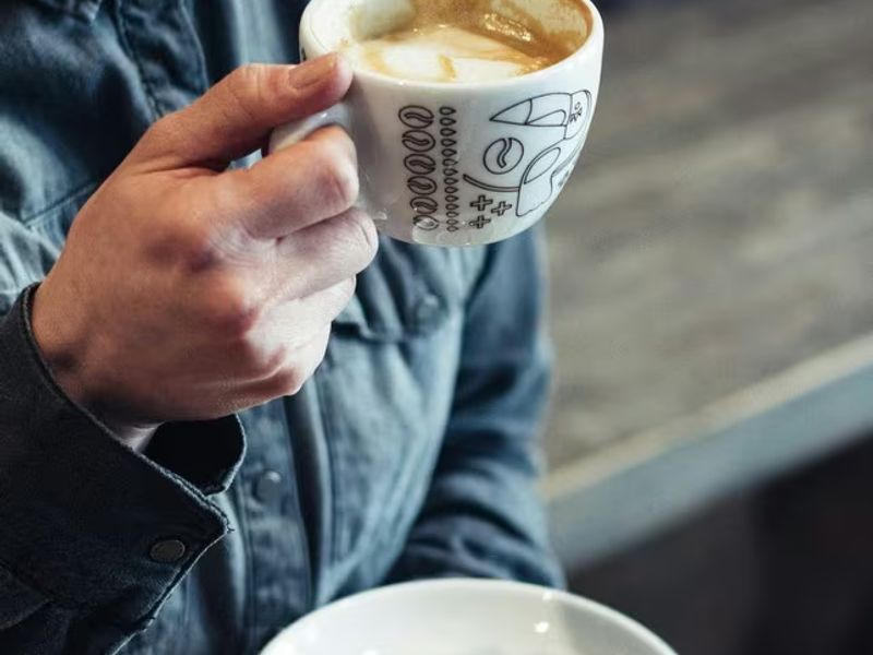 Ordering a coffee Part 2 (Advanced): Options such as type of milk, depending on dietary preferences or allergies. - Portuguese lesson