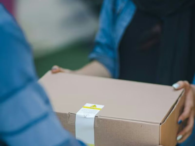 Picking up packages: Showing identification - Spain Spanish lesson