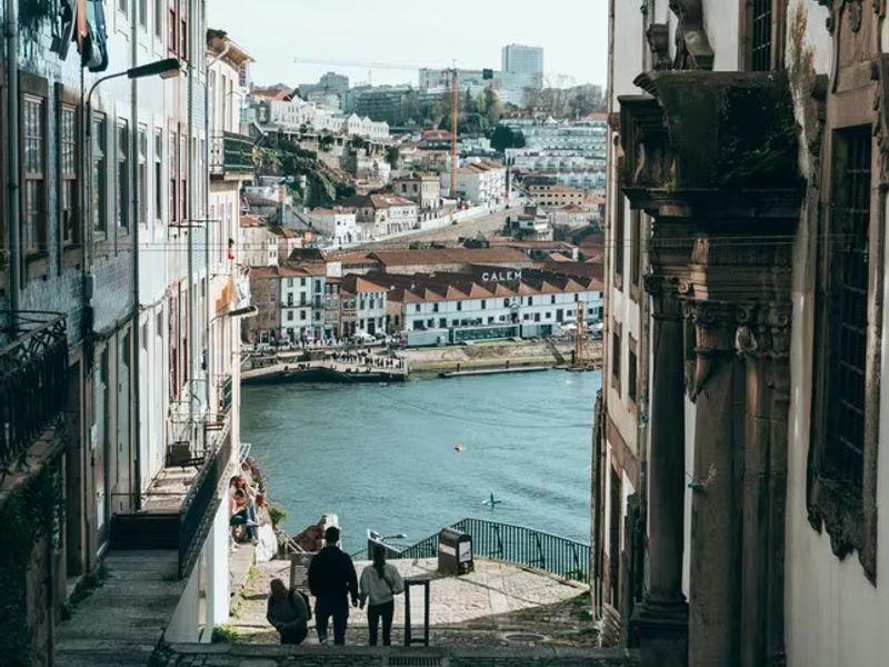 Top 50 phrases to get by Portugal (Advanced): Essential communication - Portuguese lesson